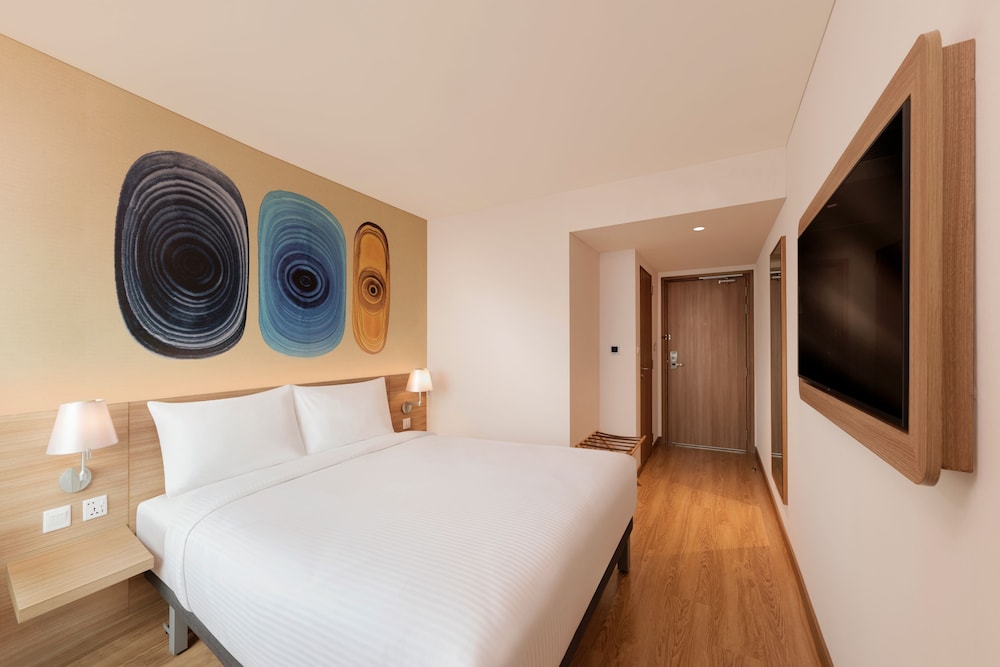 Standard, Queen Bed