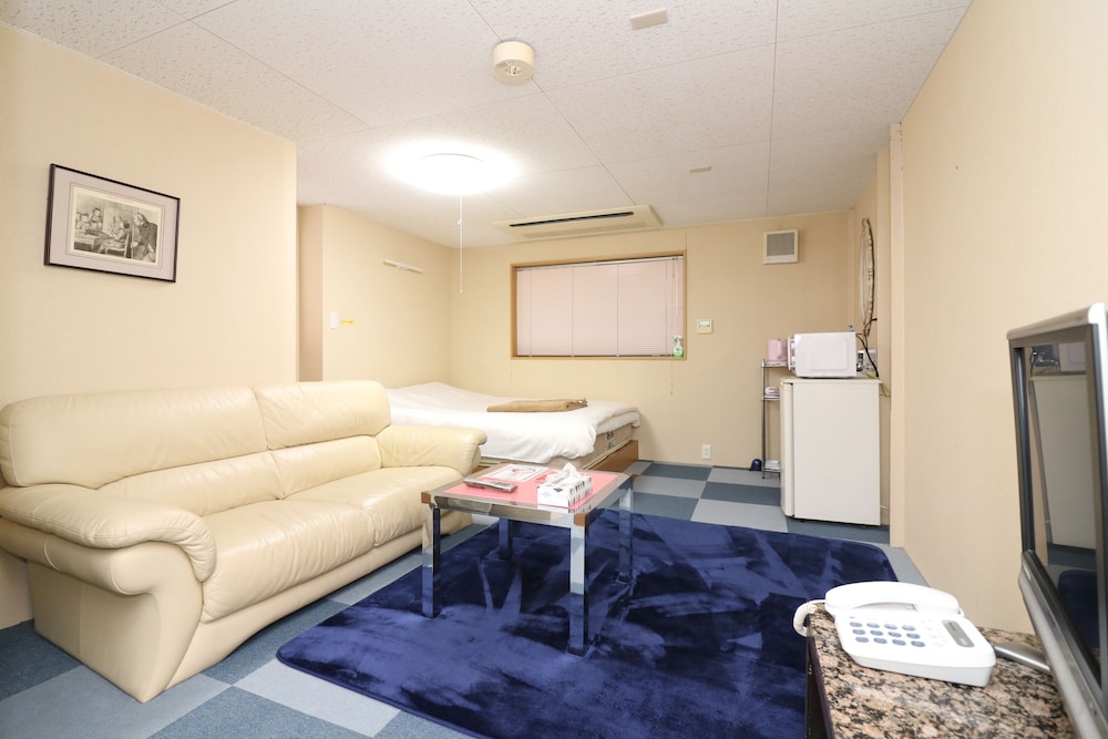 Bk Hotel & Weekly 15/34