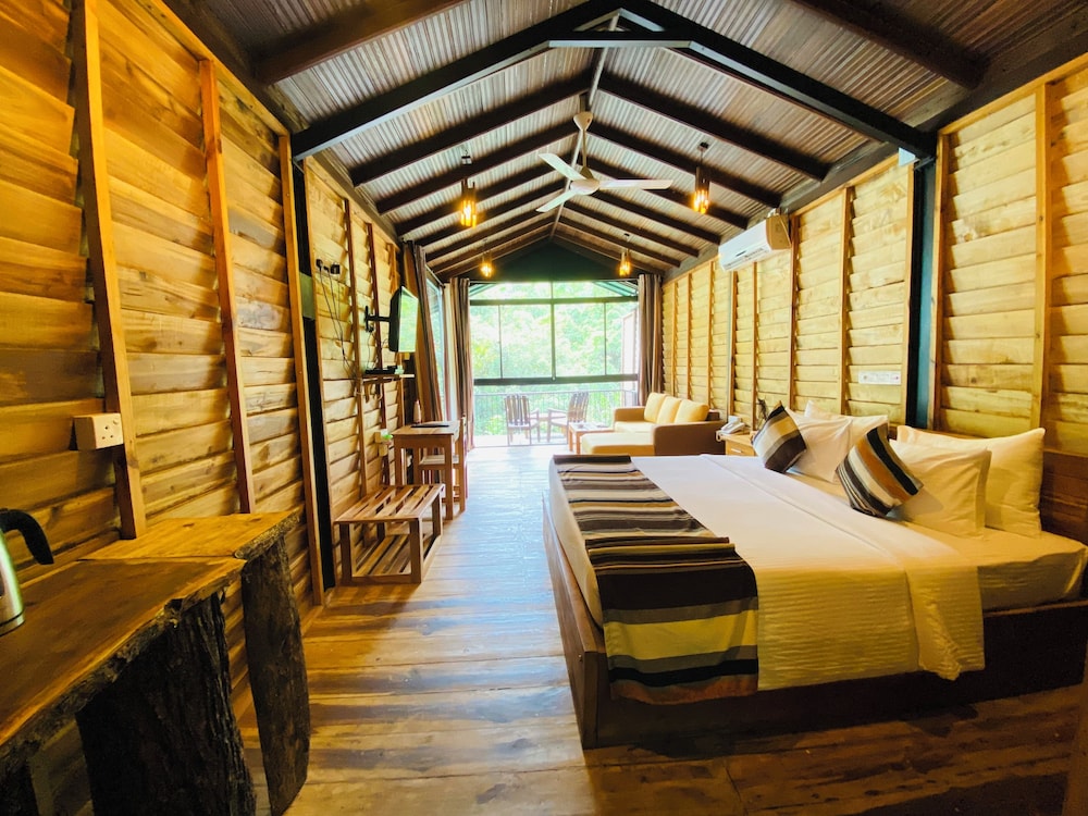River, Chalet, King Bed, The Glenrock 3/7