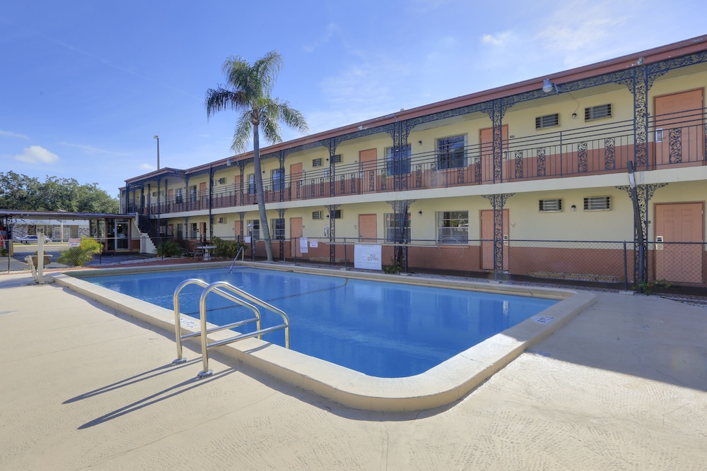 Econo Lodge St. Petersburg Central 48/54