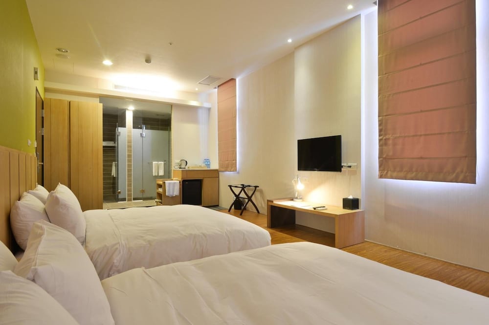 City, Classic, Quadruple, 2 Queen Beds، In Young Hotel 2/5