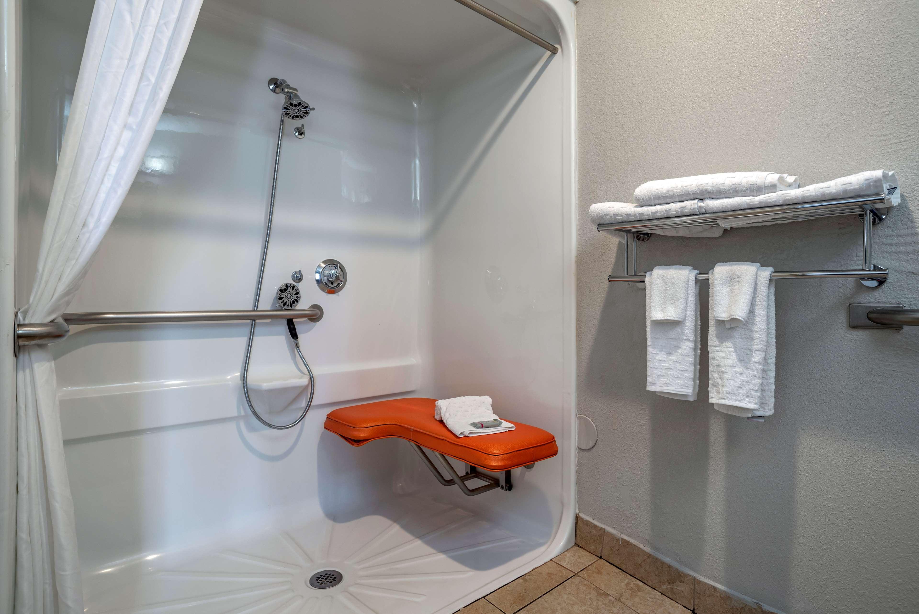 جناح لذوي الإعاقة، Best Western Carlton Suites 4/4
