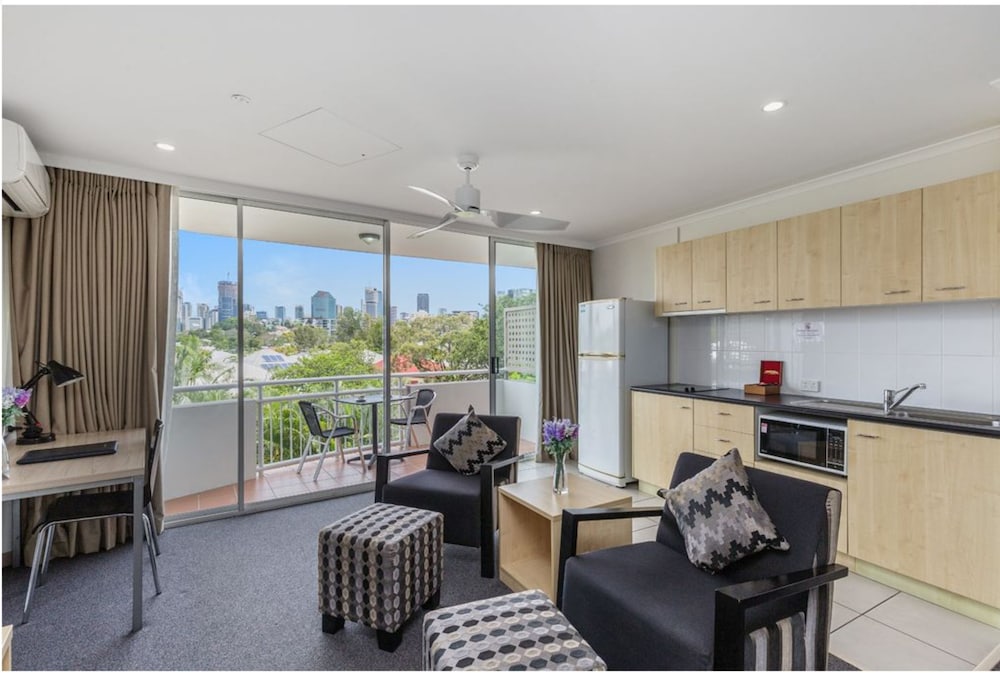 THE WELLINGTON APARTMENT HOTEL 31/48