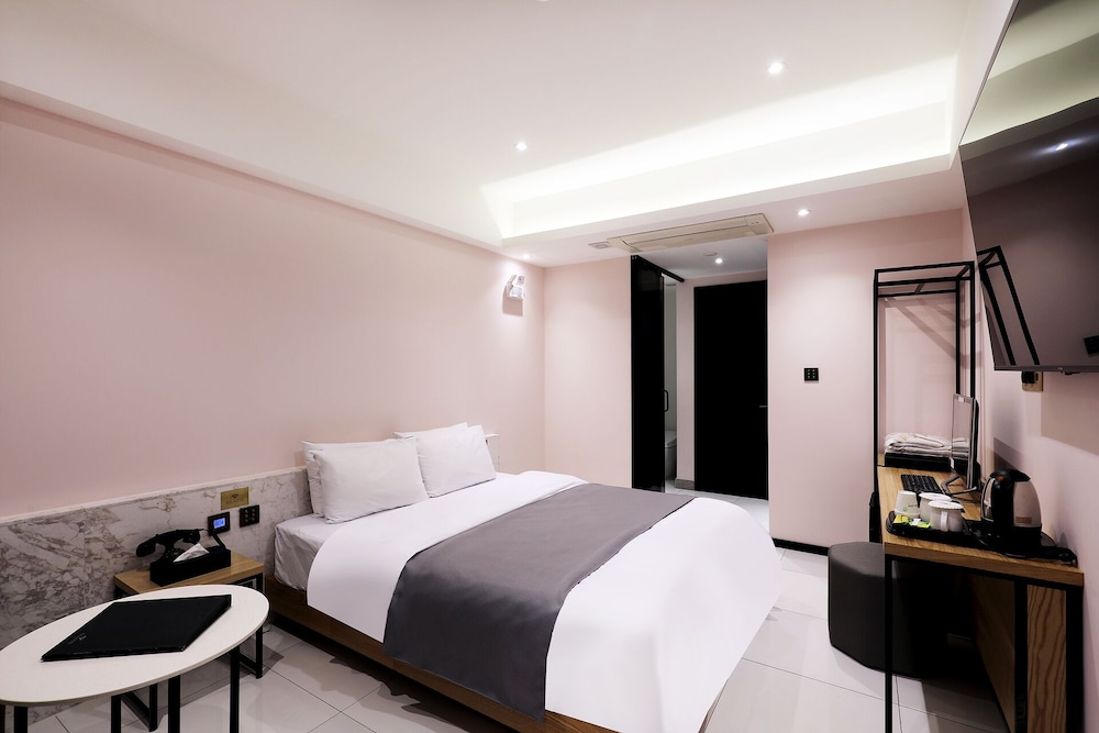 DELUXE, DOUBLE BED