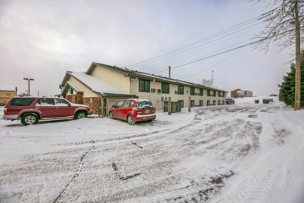 Hotel 8 Fergus Falls 33/49
