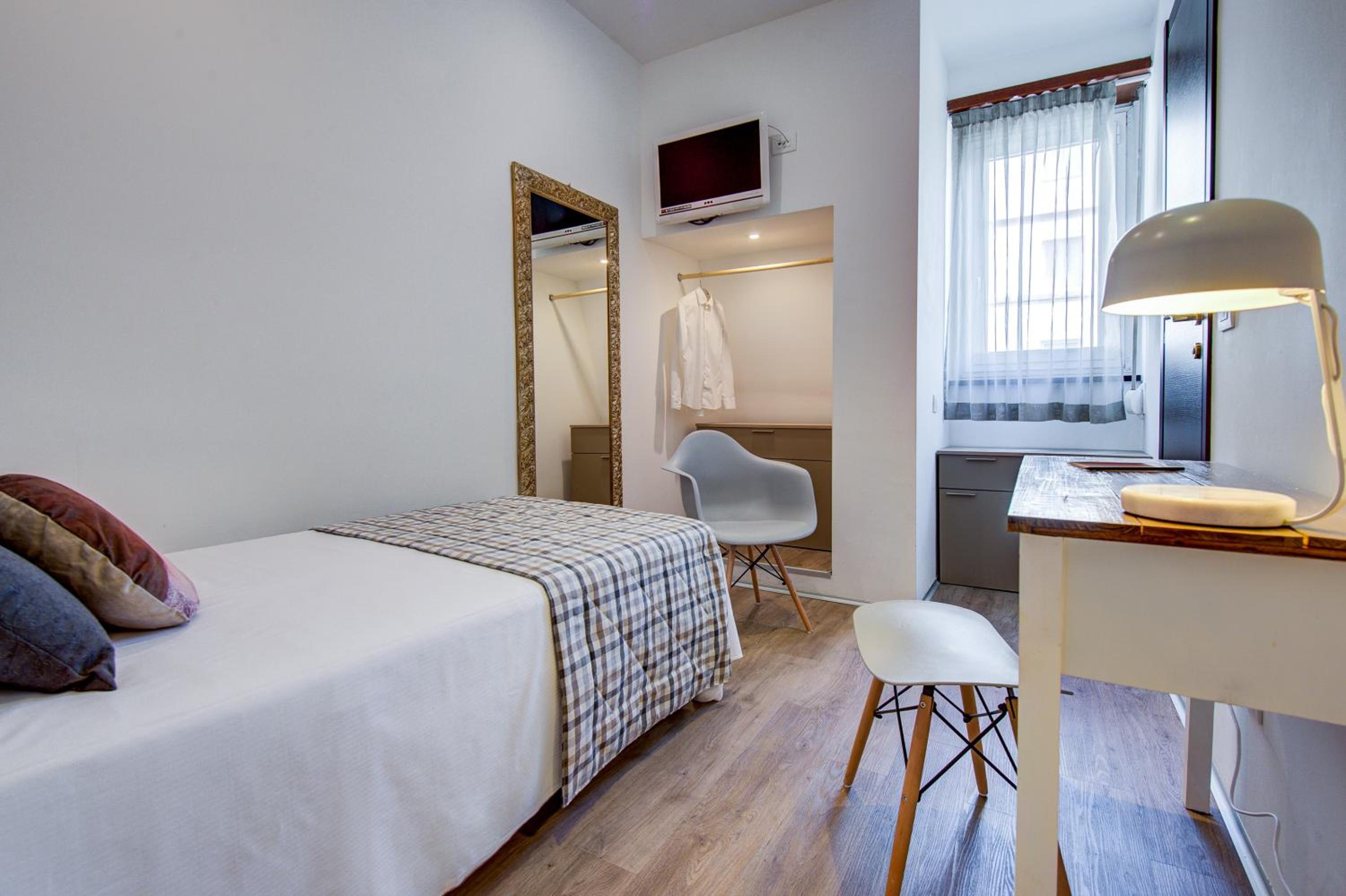 ROOM, SINGLE