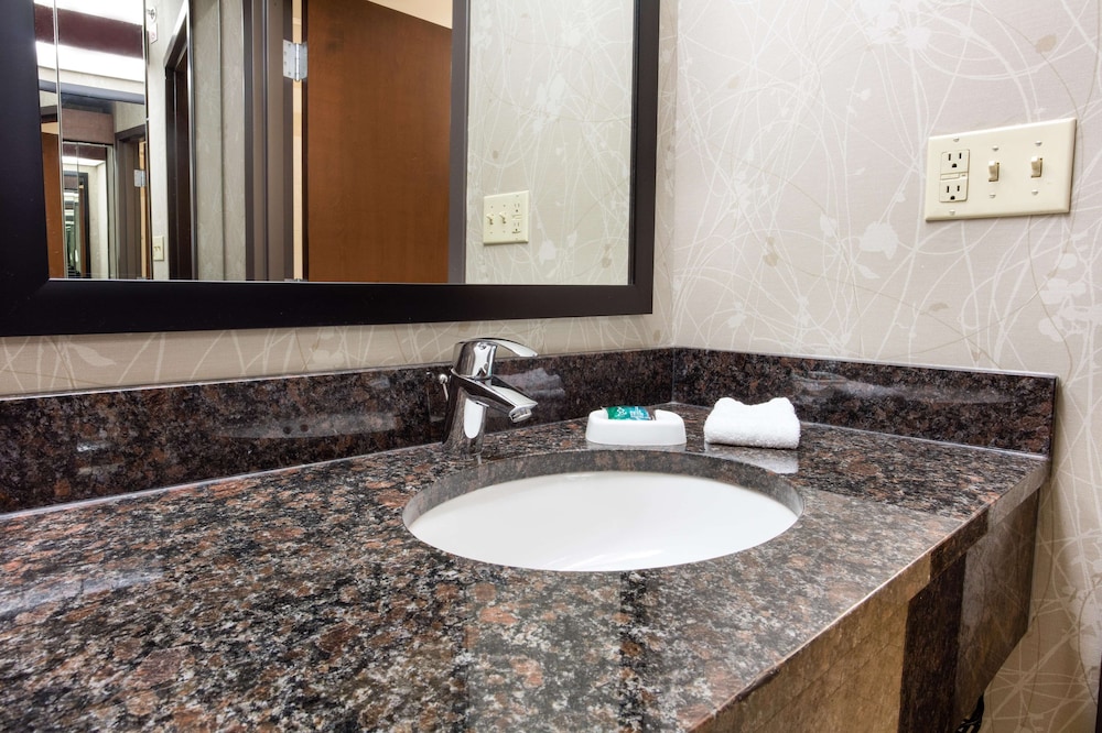 Drury Inn and Suites Kansas City Airport 32/33