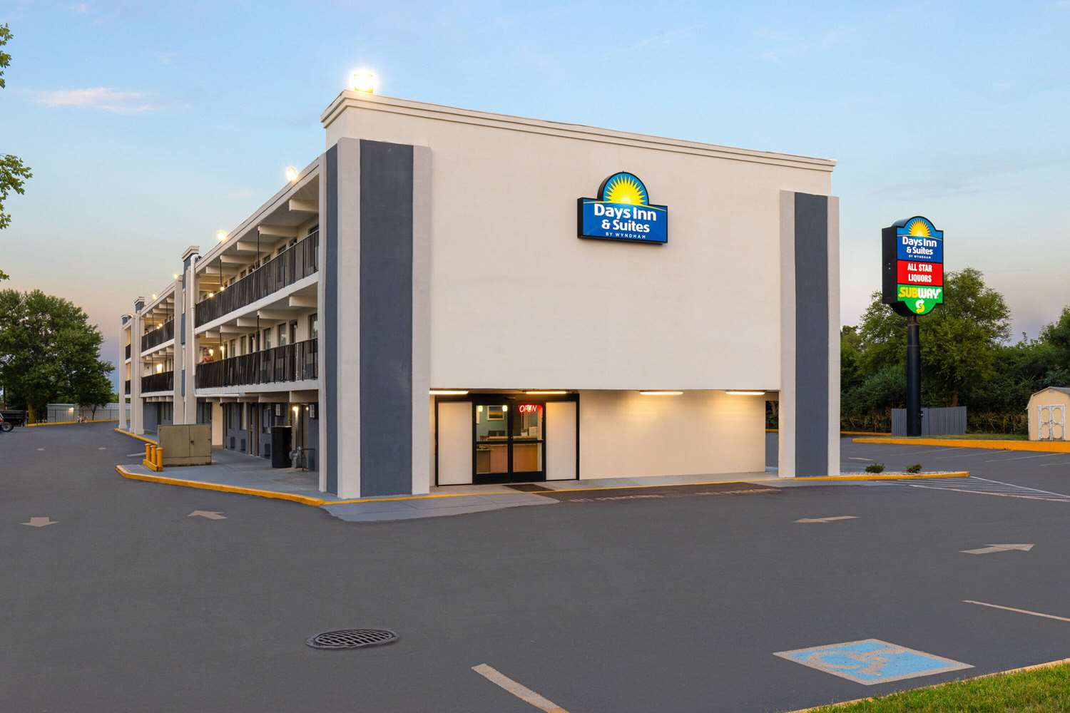 Days Inn & Suites by Wyndham Indianapolis Airport East 23/28