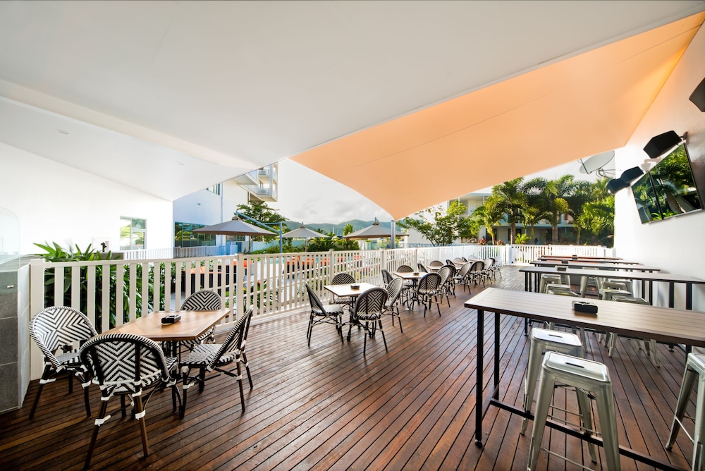 AIRLIE BEACH HOTEL 50/70