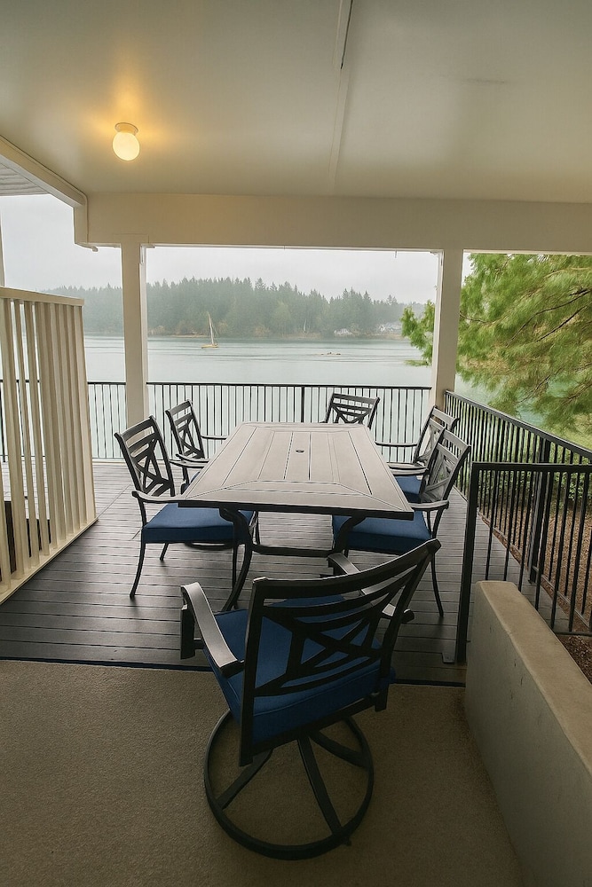 Oyster Bay Inn & Suites 42/70