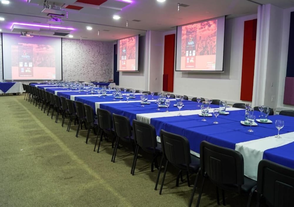 Pop Art Hotel Y Centro De Convenciones 60/70