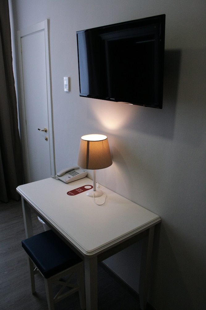 Hotel Magenta 13/24