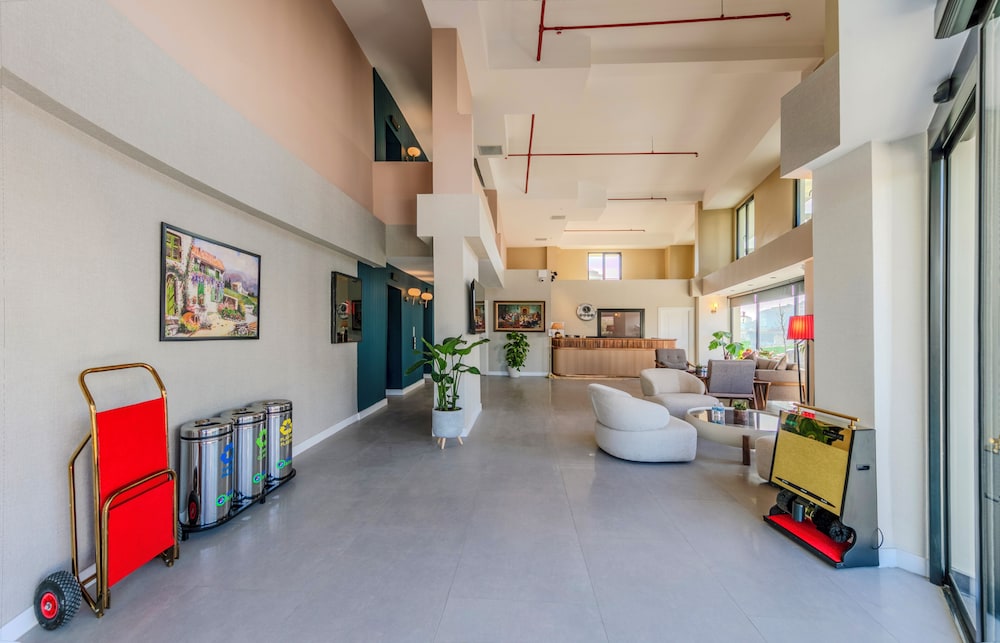 Nenessa Airport Hotel 38/46