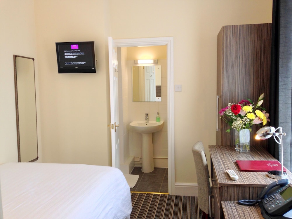 Ely House Hotel 8/40