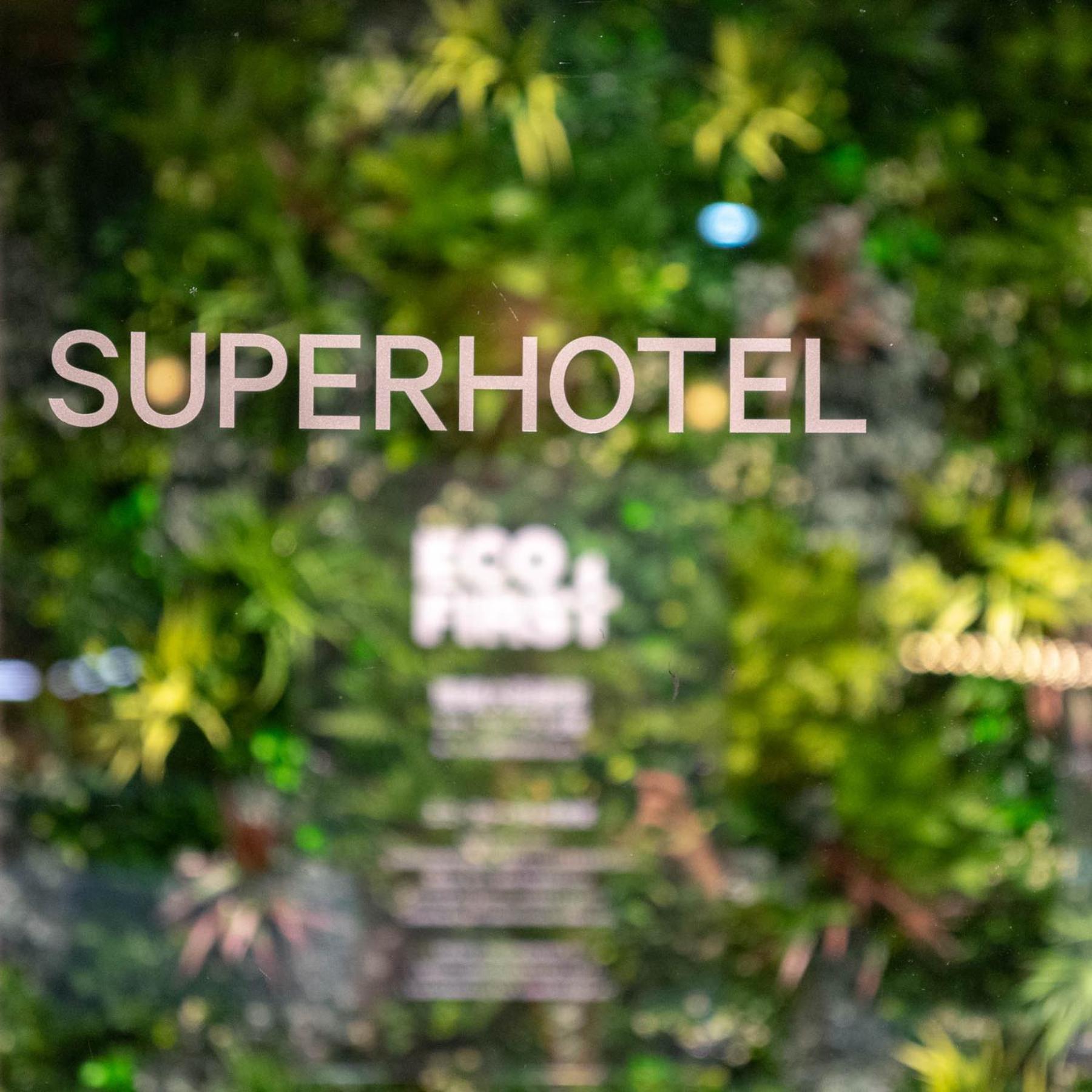 Super, Connecting