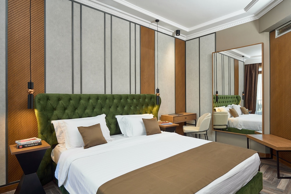 ROYAL HOTEL 15/68