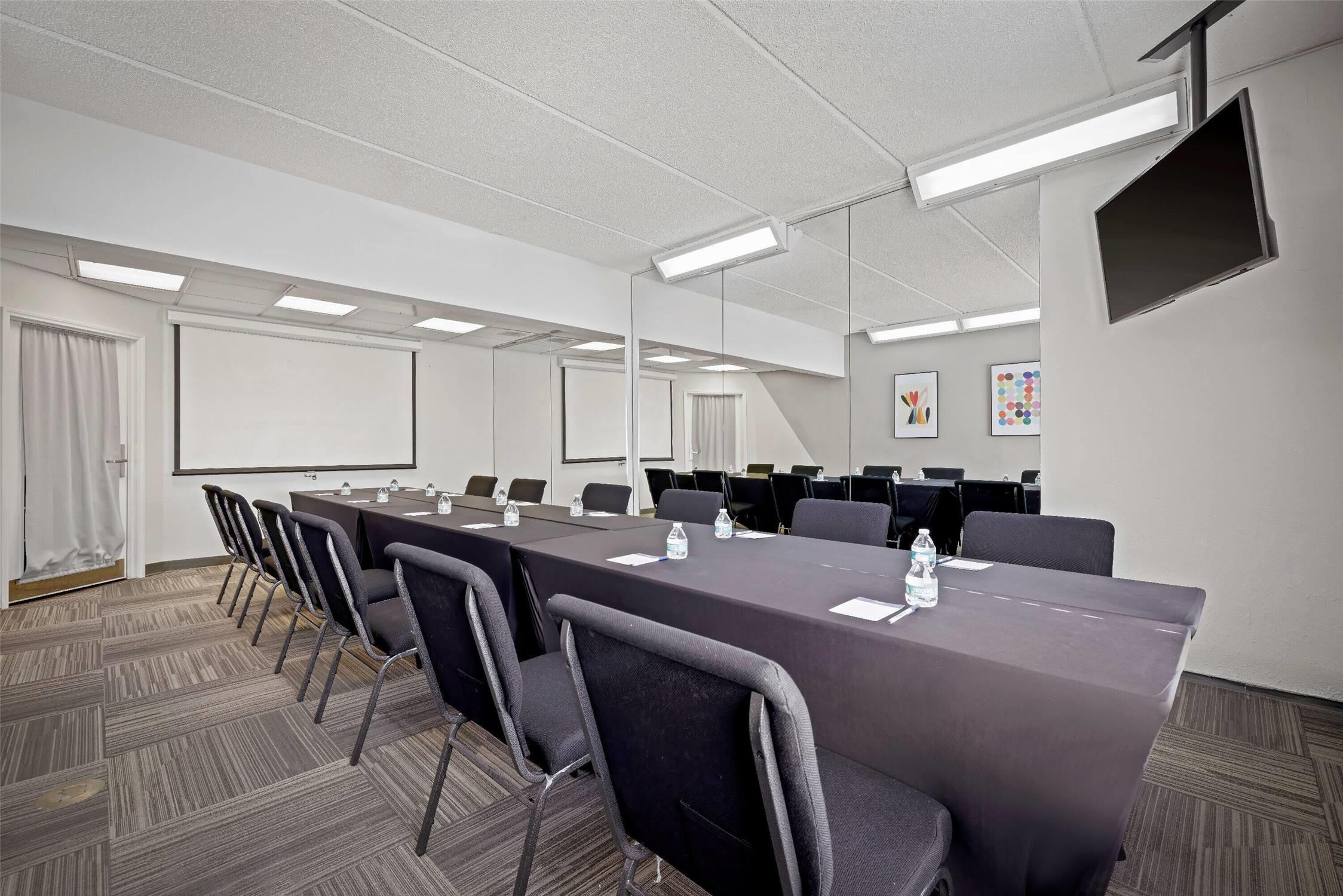 La Quinta Inn and Suites by Wyndham Miami Airport West 43/60