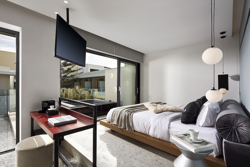 Superior, Suite, Queen Bed, Sea View, Outdoor Jetted Tub, Sofa, Dyo Suites 3/10