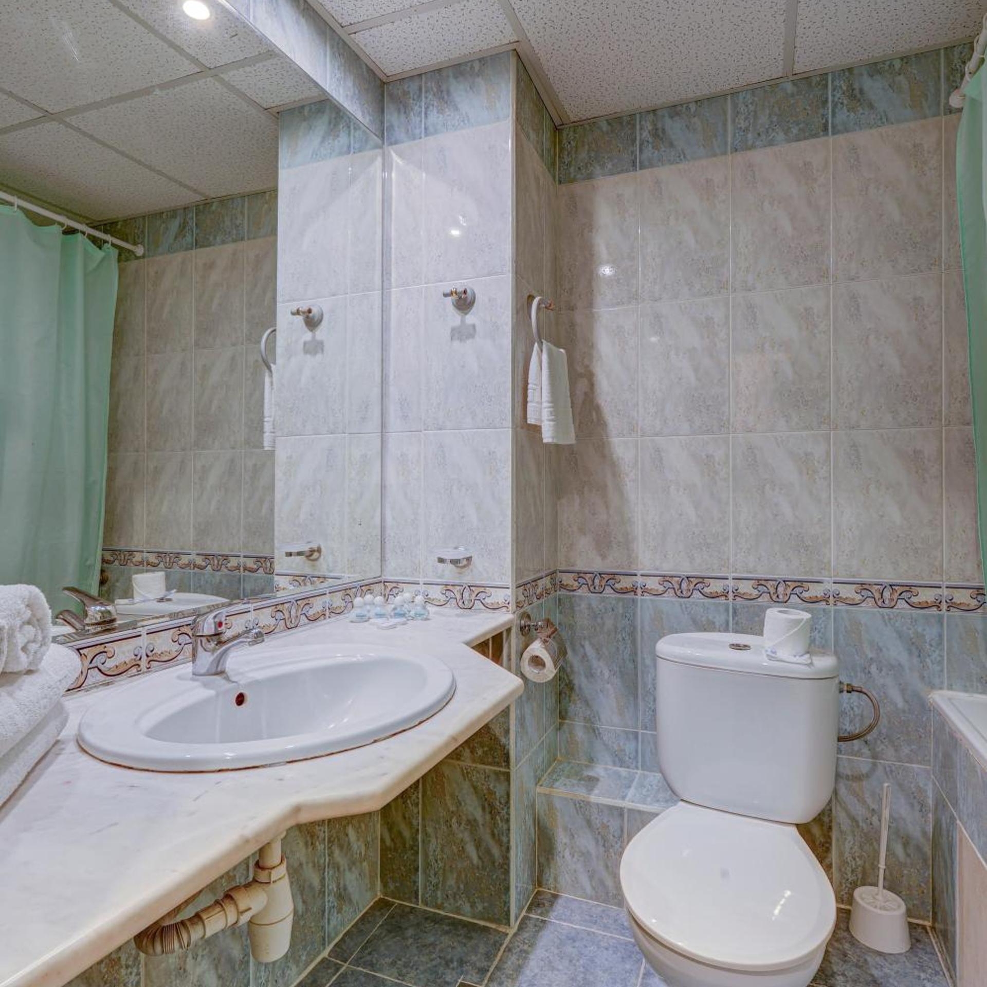غرفة بسرير مزدوج مع سرير إضافي، Hotel Shipka 7/10