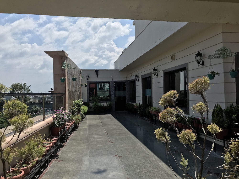 Leela Grande Hotel 46/50
