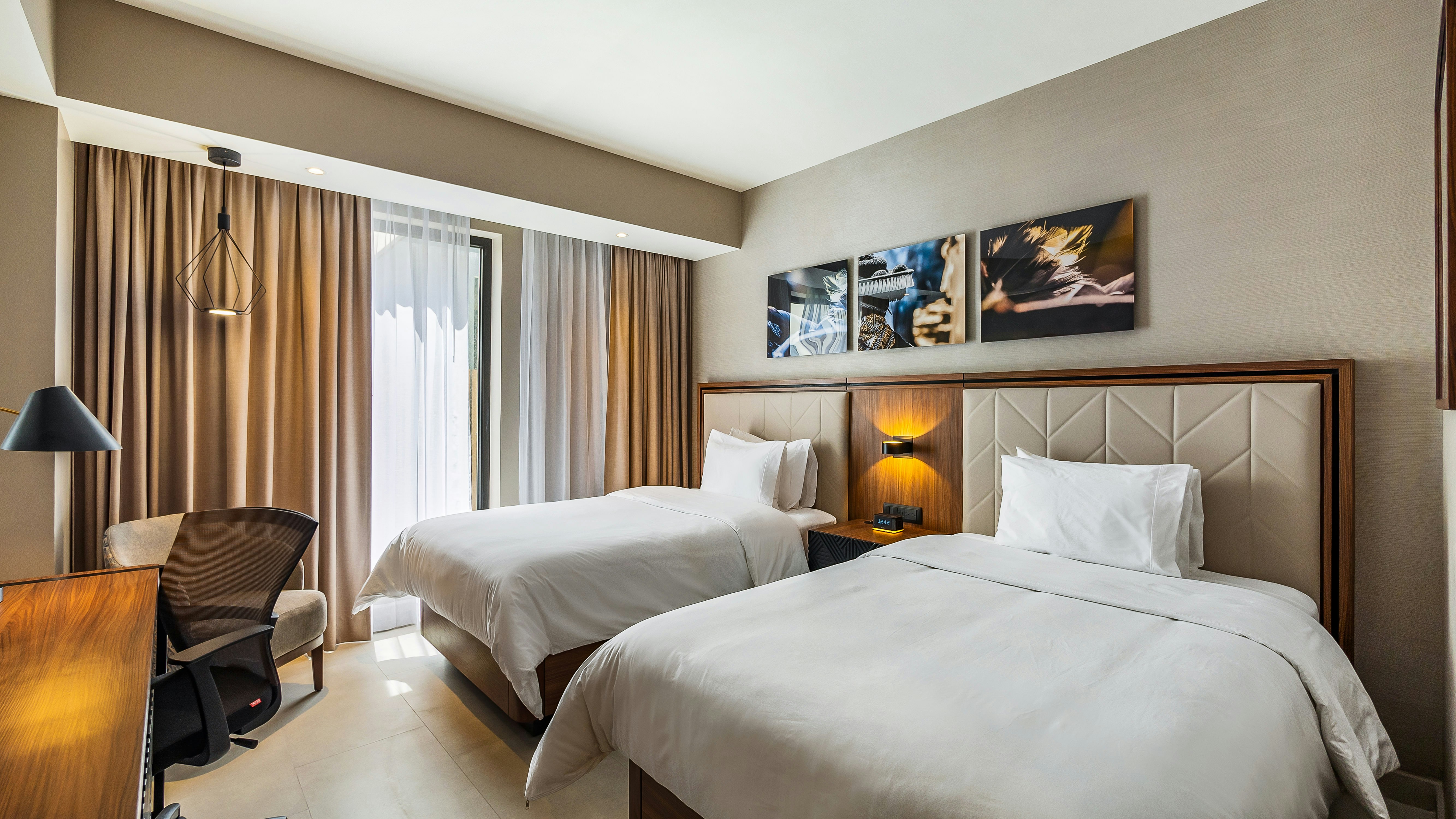 ROOM, TWIN BEDS