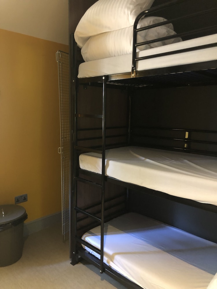 MIXED DORM, 6 BEDS, SHARED BATHROOM