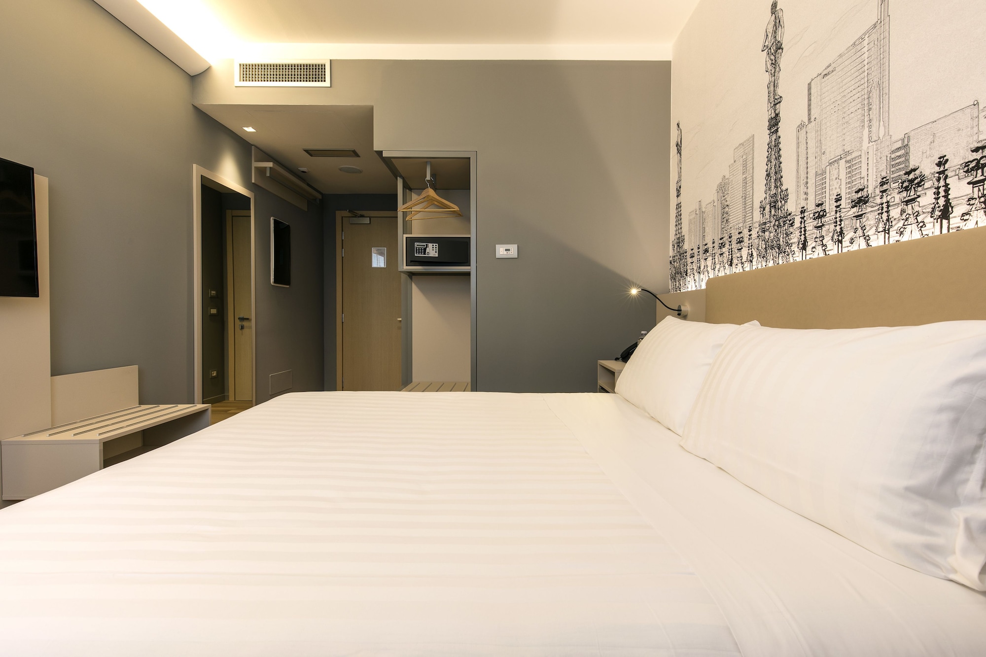 SUPERIOR, DOUBLE OR TWIN BED