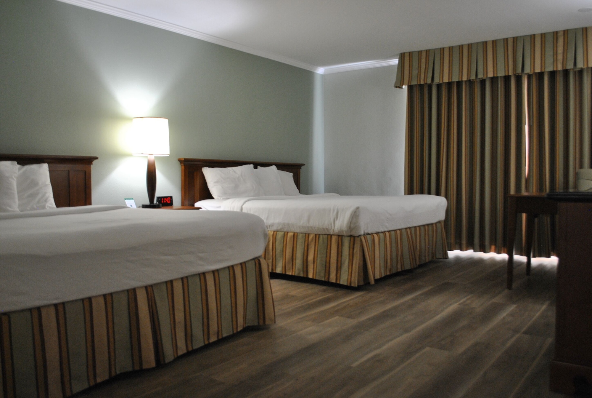 EXECUTIVE, 2 QUEEN BEDS