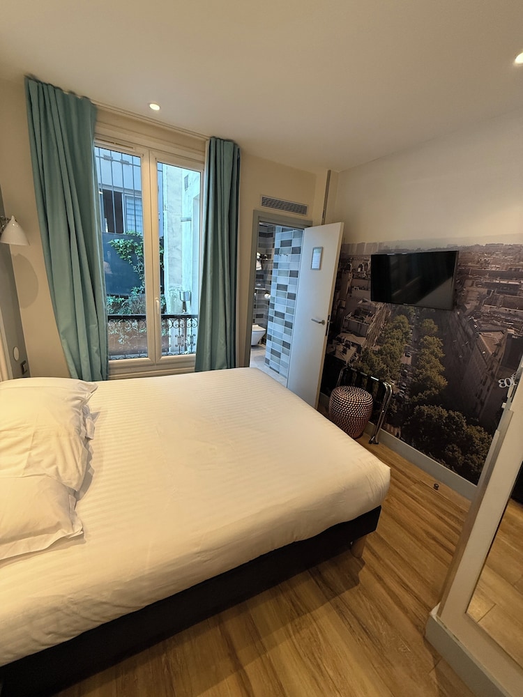 COURTYARD, DOUBLE BED