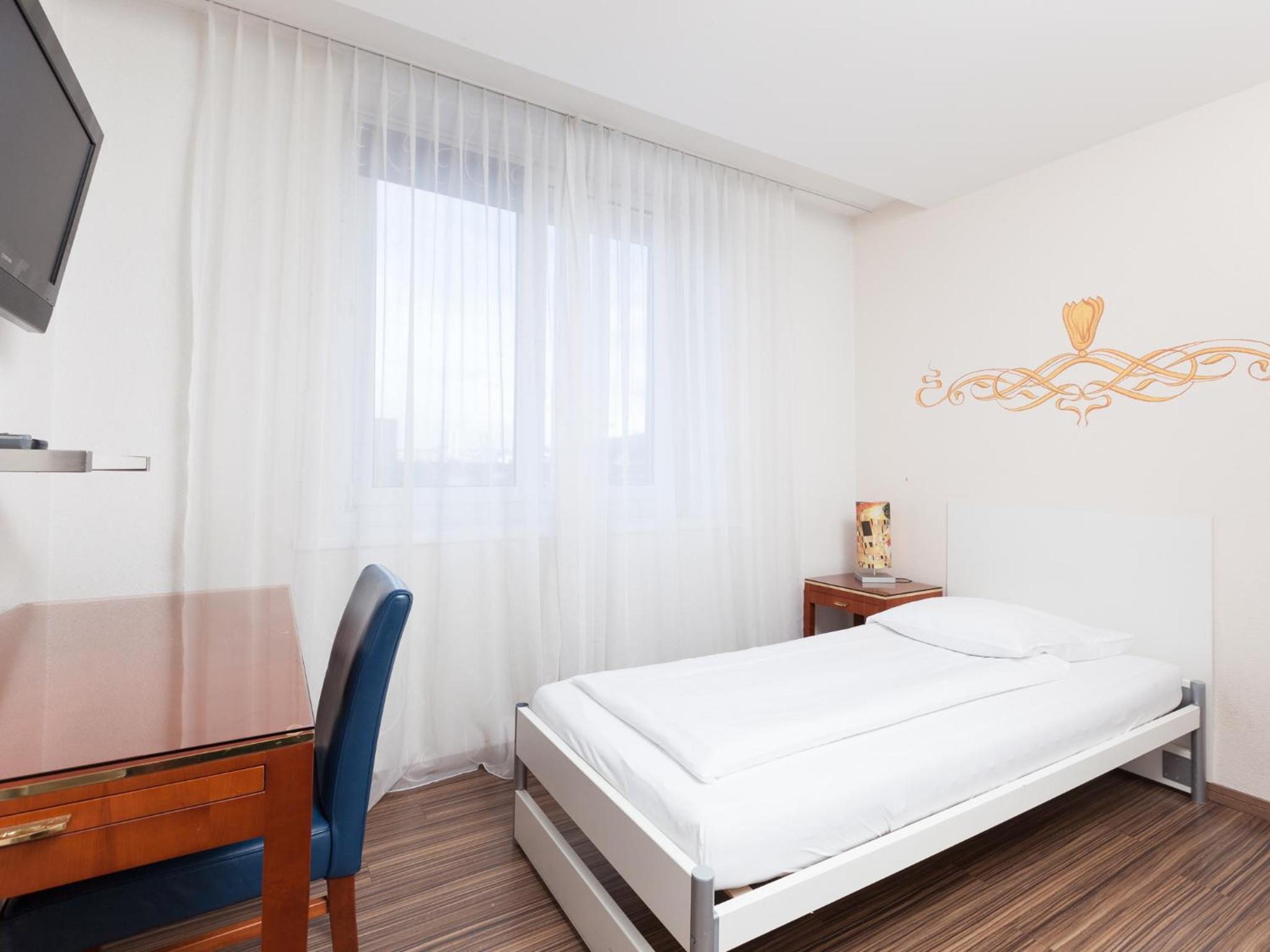 ROOM, SINGLE