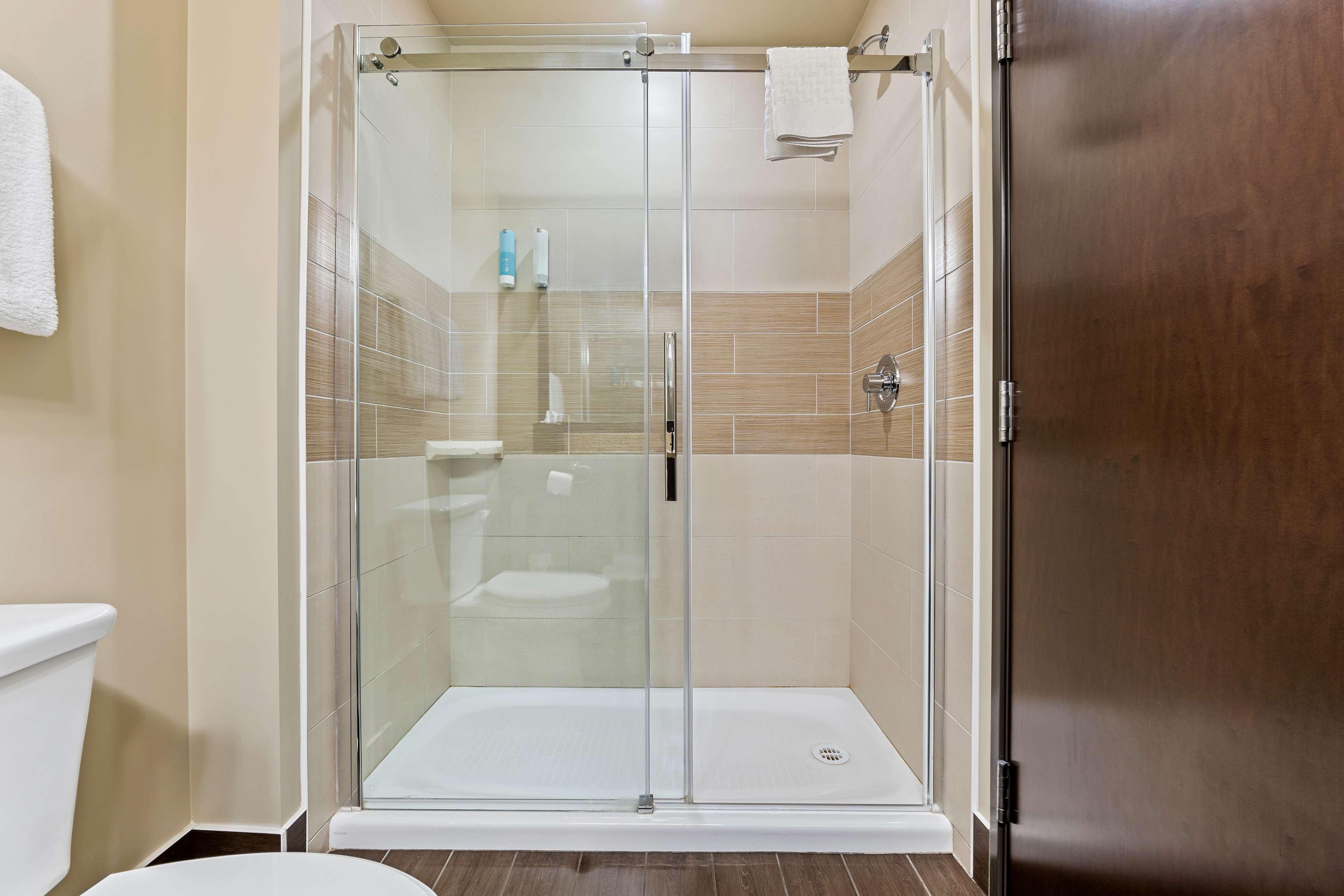 Suite, King Bed, Sofa, Kitchen, Accessible, Best Western Plus Lacombe Inn and Suites 3/3