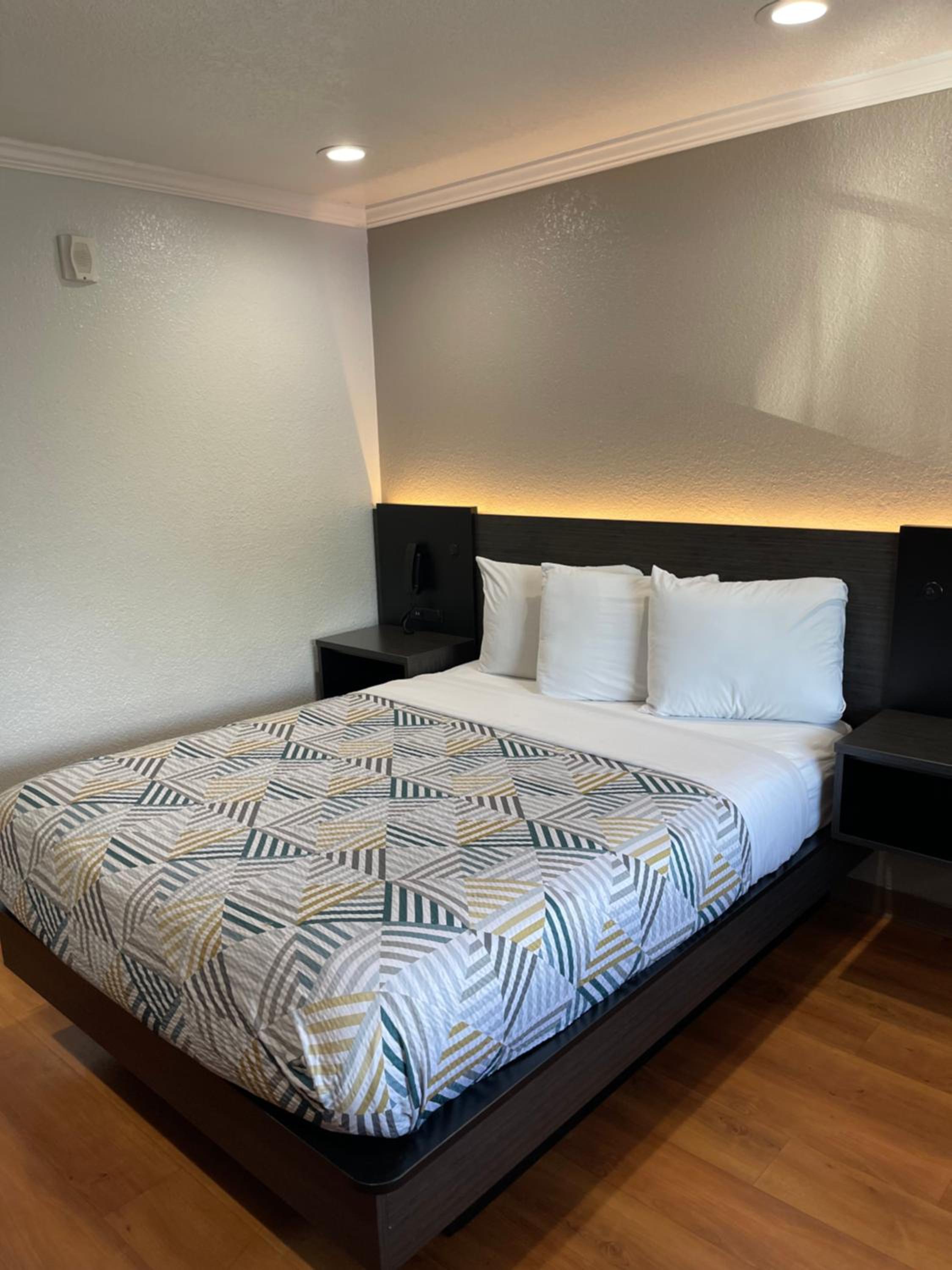ROOM, QUEEN BED, ACCESSIBLE