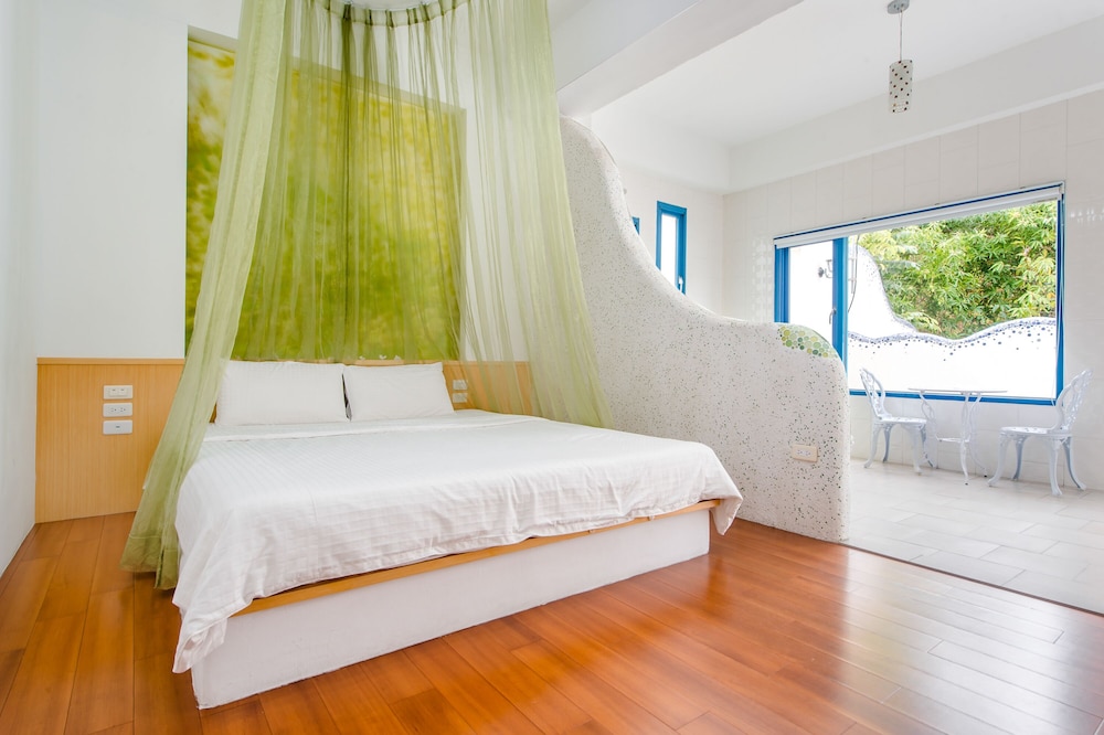 Standard, King Bed, Bathtub