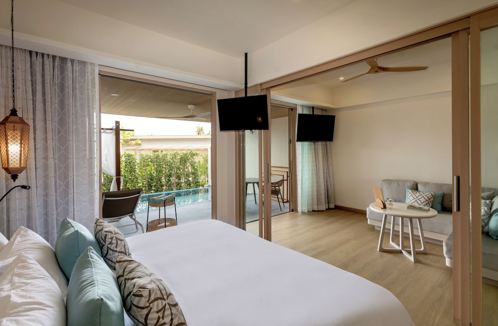 Pool, Suite, King Bed