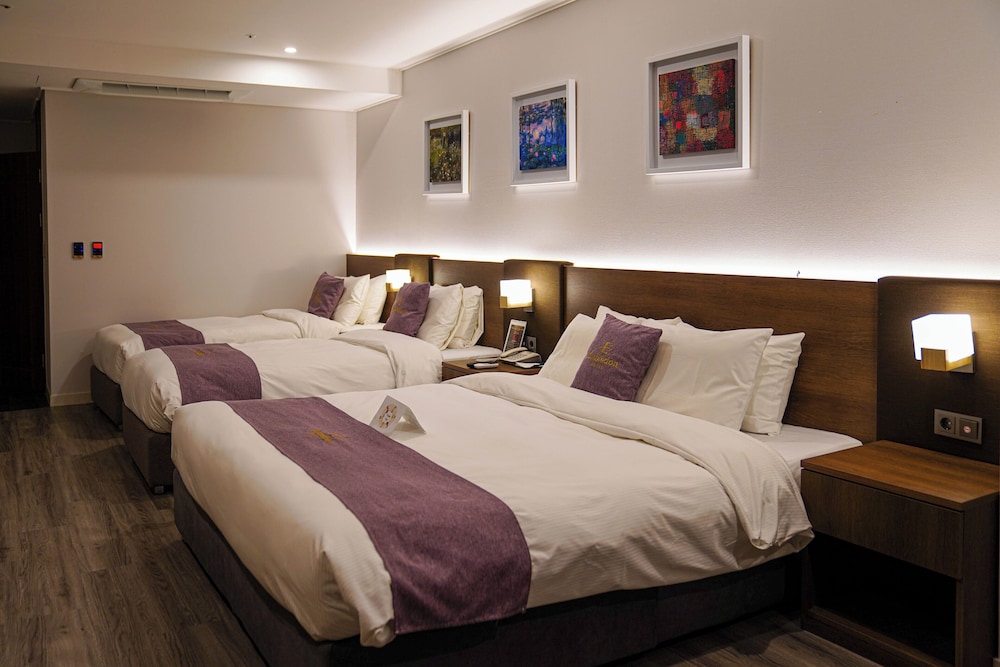 Embledon Hotel 30/72