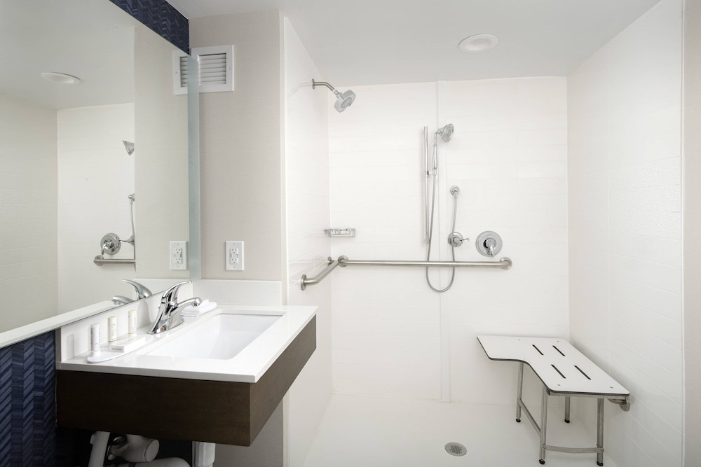 Fairfield Inn Suites By Marriott Alexandria Landmark 8/25
