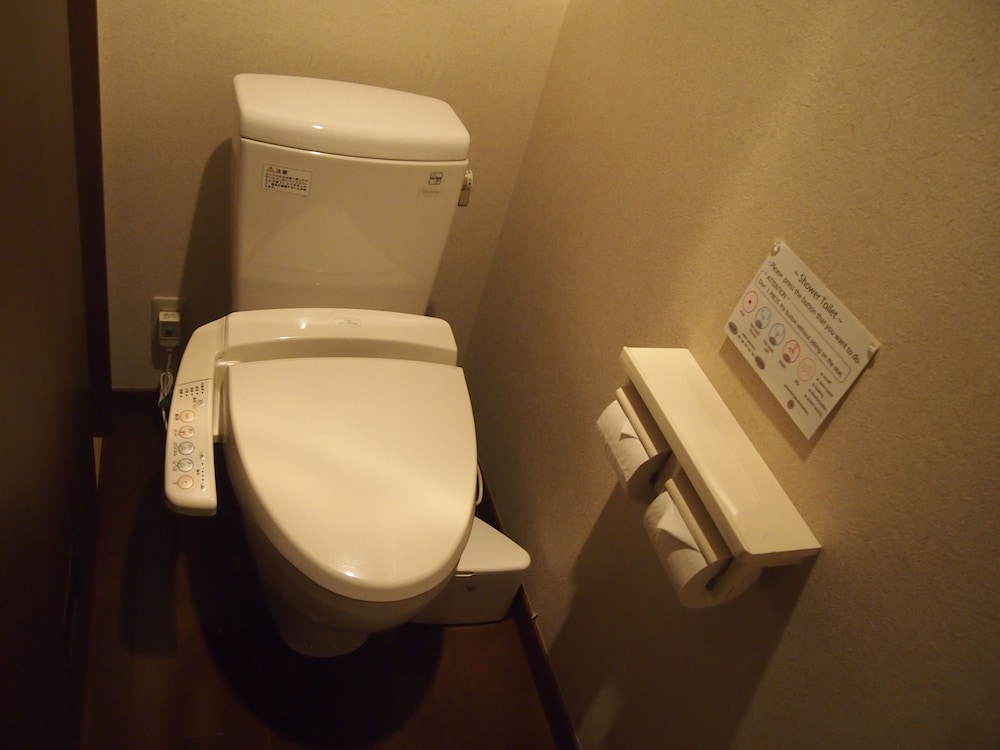 JAPANESE, TWIN BEDS, NO BATHROOM