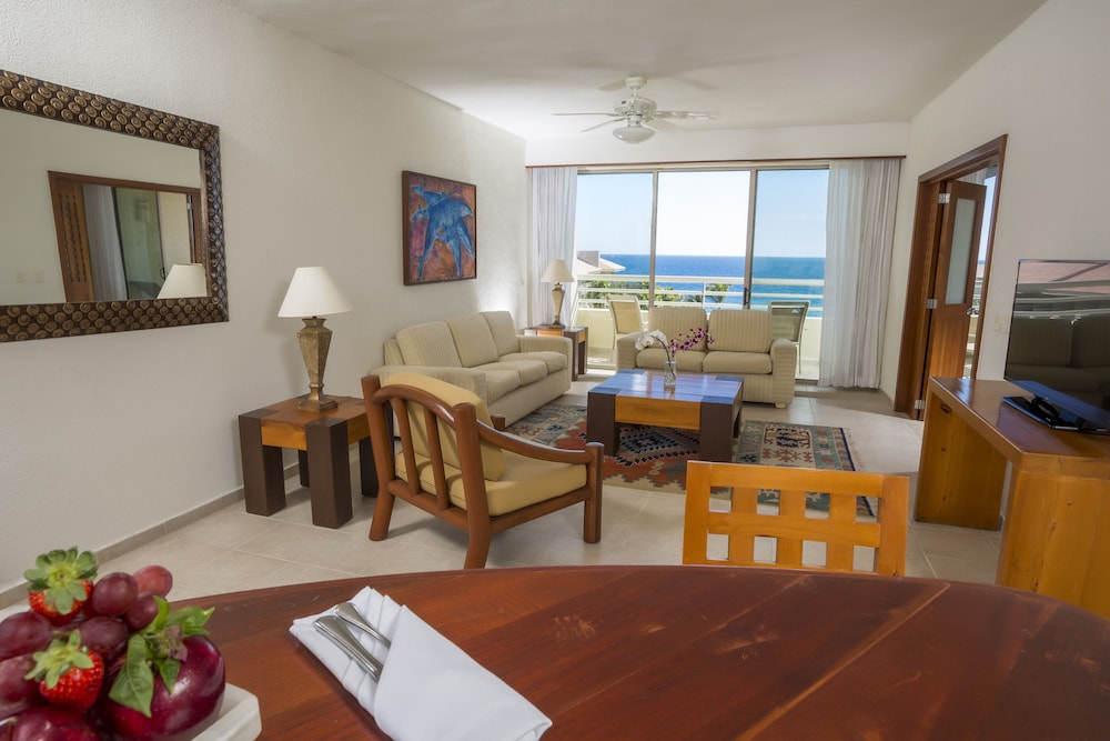 GR Solaris Lighthouse Los Cabos 57/73