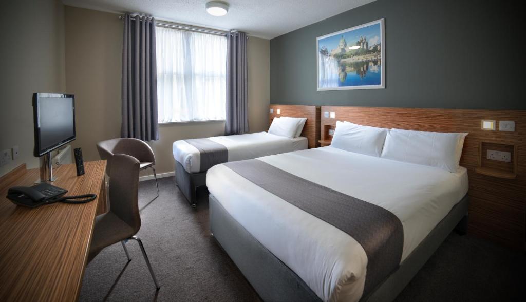 ROOM, TRIPLE, 1 DOUBLE AND 1 SINGLE BED