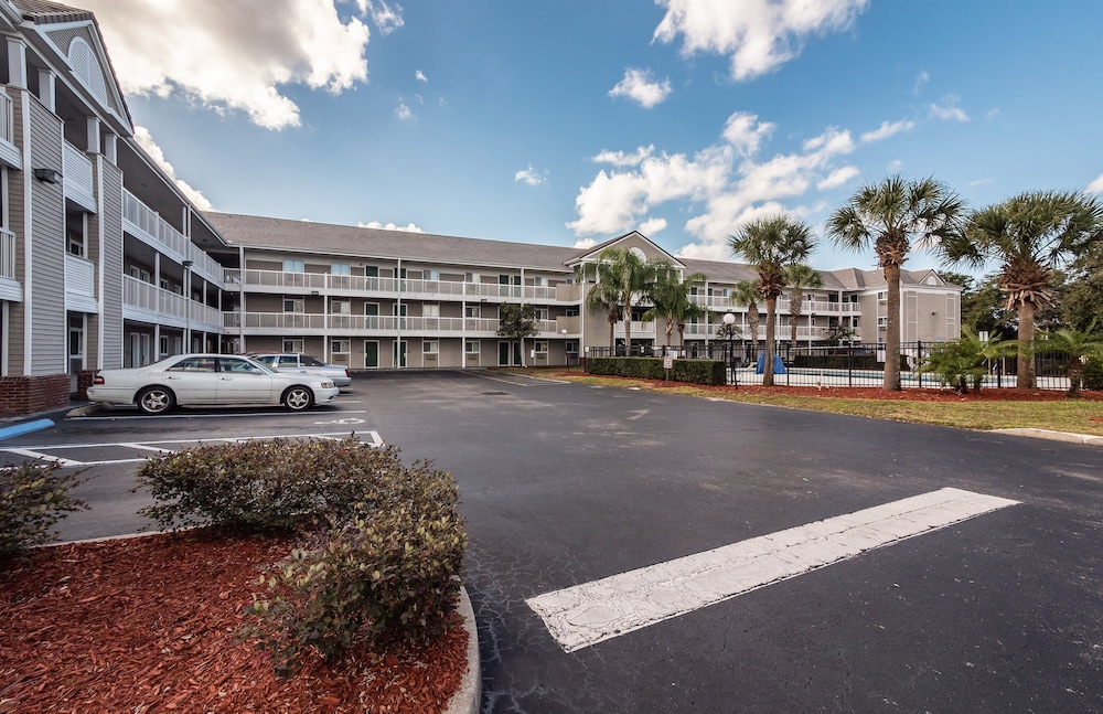 HomeTowne Studios by Red Roof Orlando South 15/42
