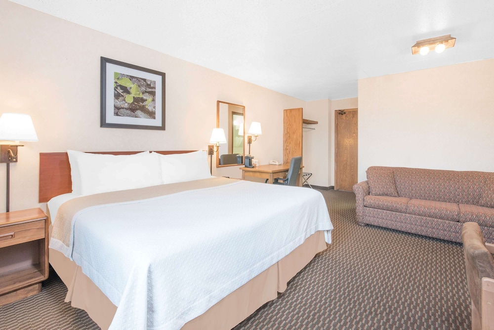 Days Inn by Wyndham West Rapid City 8/32