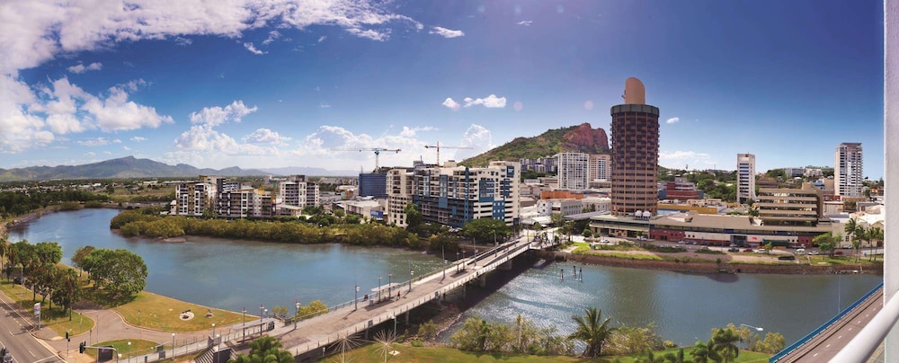 Oaks Townsville Gateway Suites 5/70