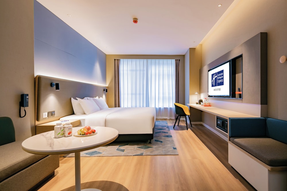 Standard, King Bed, Extra Floor Space