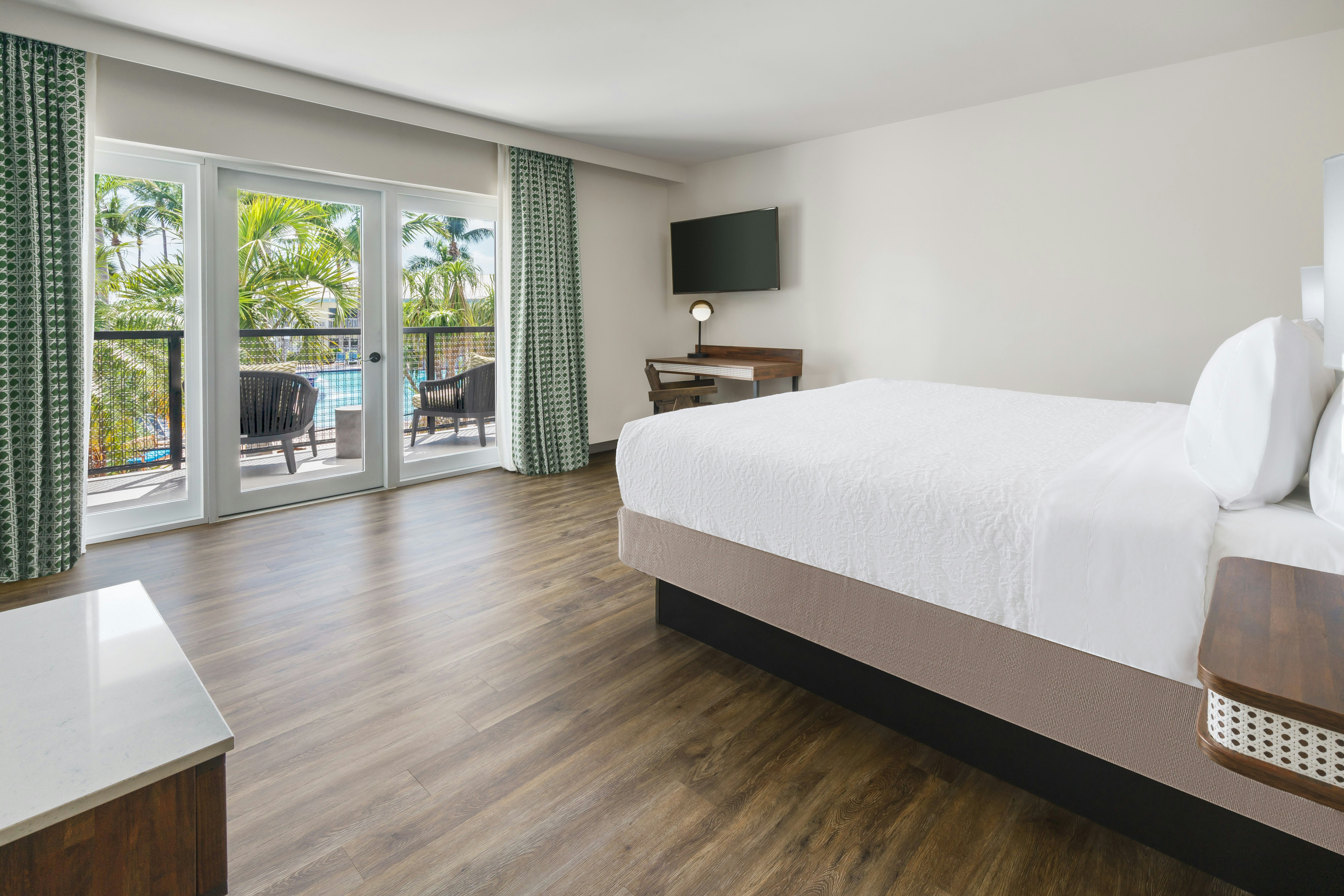 ROOM, KING BED, POOL VIEW