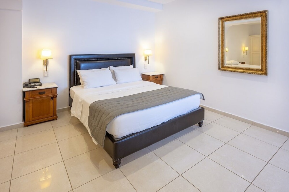 Room, King Bed, Shared Pool