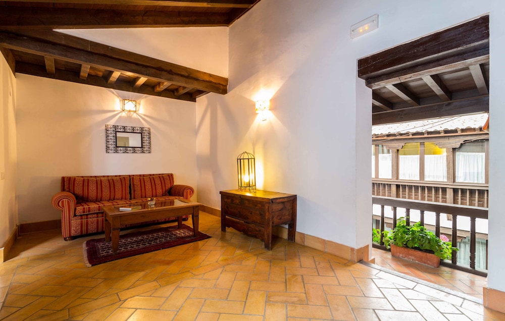 Casa Del Capitel Nazari 58/70