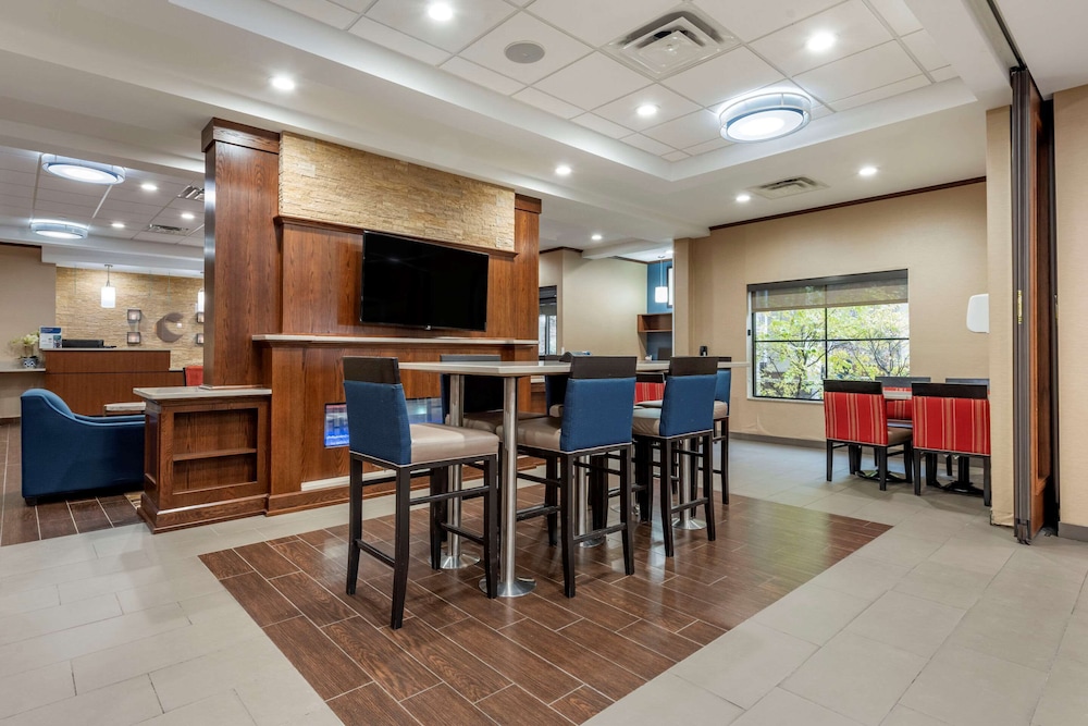 Comfort Inn & Suites Pittsburgh South 28/37