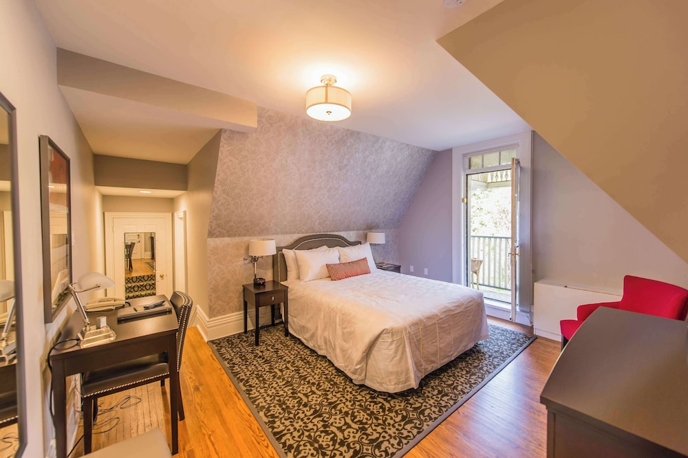Standard, Queen Bed, Balcony, Courtyard Area