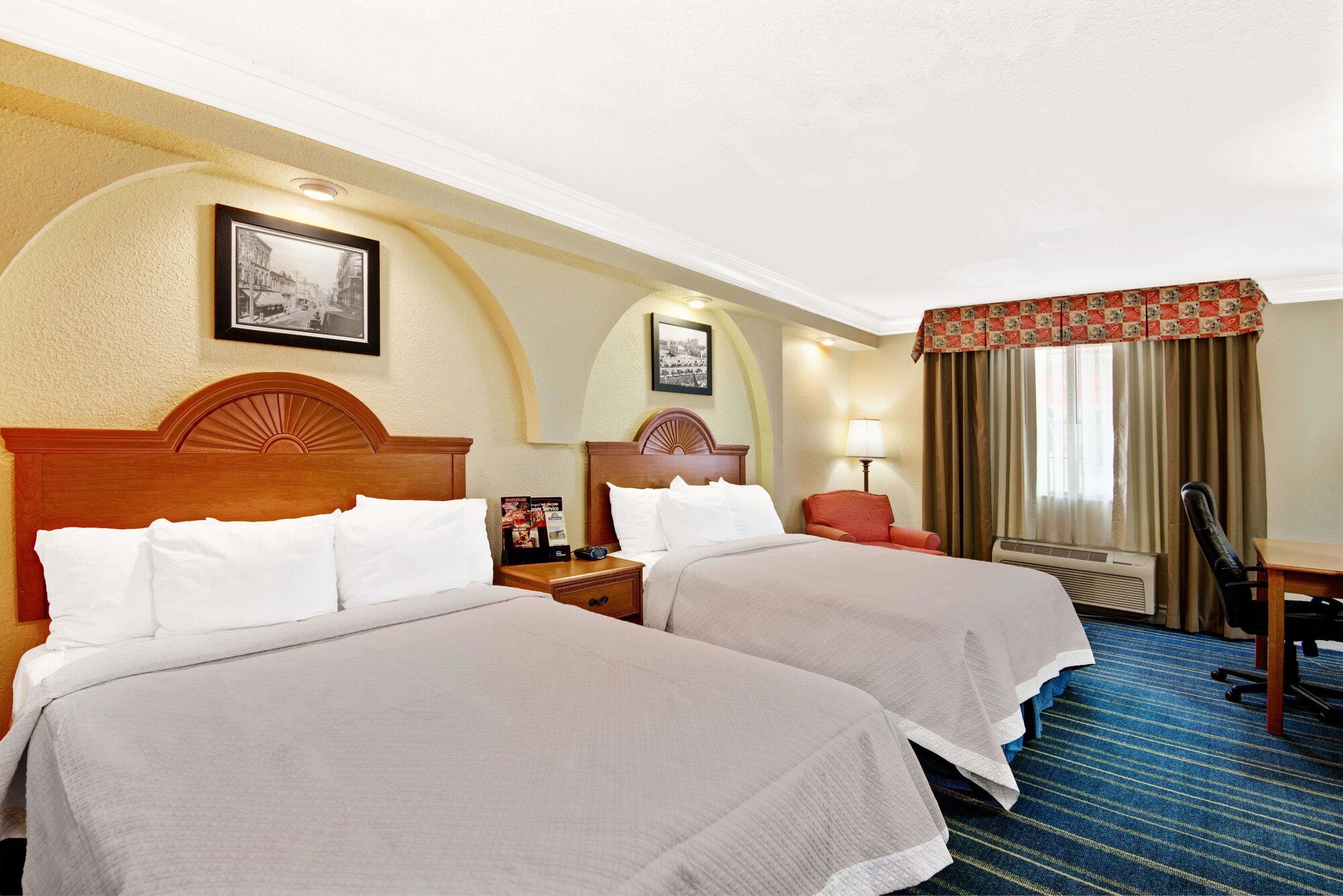 STANDARD, 2 QUEEN BEDS