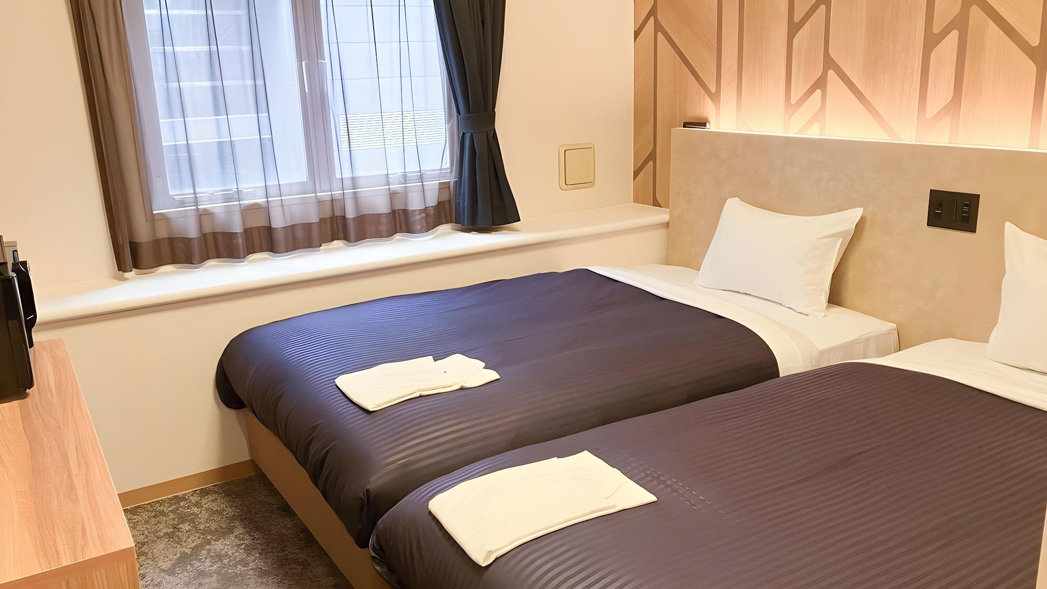ROOM, TWIN BEDS